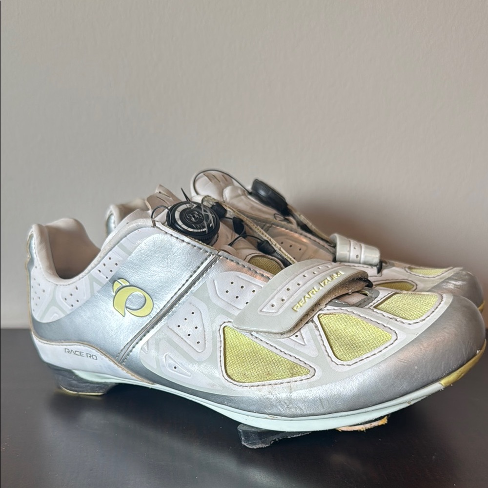 Pearl Izumi Race RD Shoes in Silver and Yellow